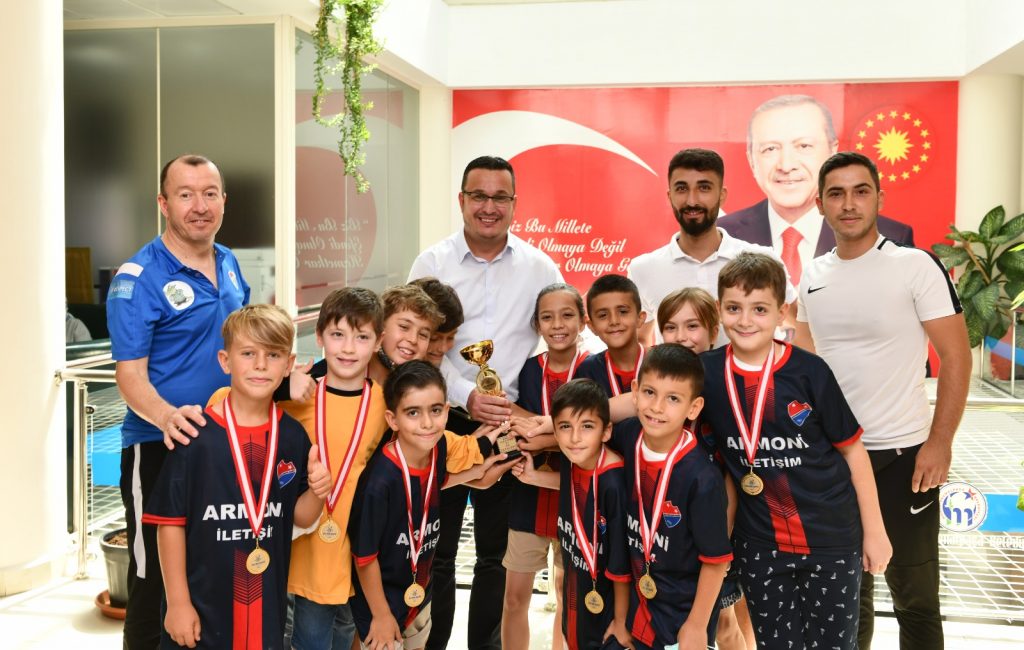 BAŞARILI SPORCULARA KUTLAMA