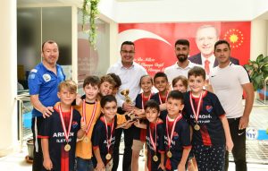 BAŞARILI SPORCULARA KUTLAMA