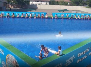 ÇOCUKLAR YÜZME HAVUZUNA KOŞTU