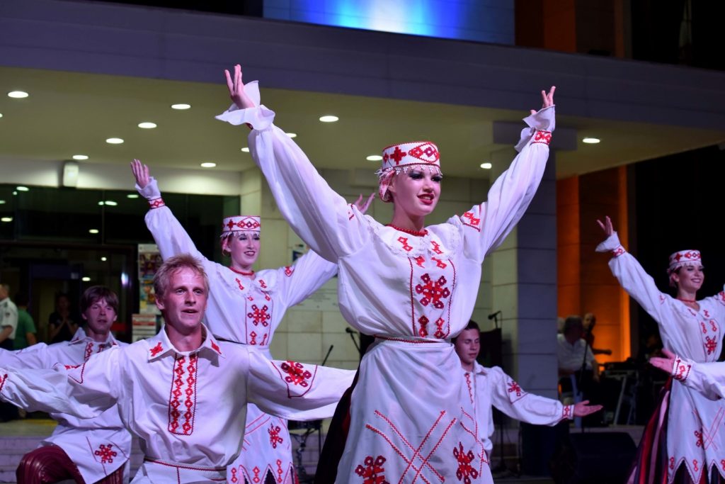 HALK DANSLARI ŞÖLENİ BAŞLIYOR