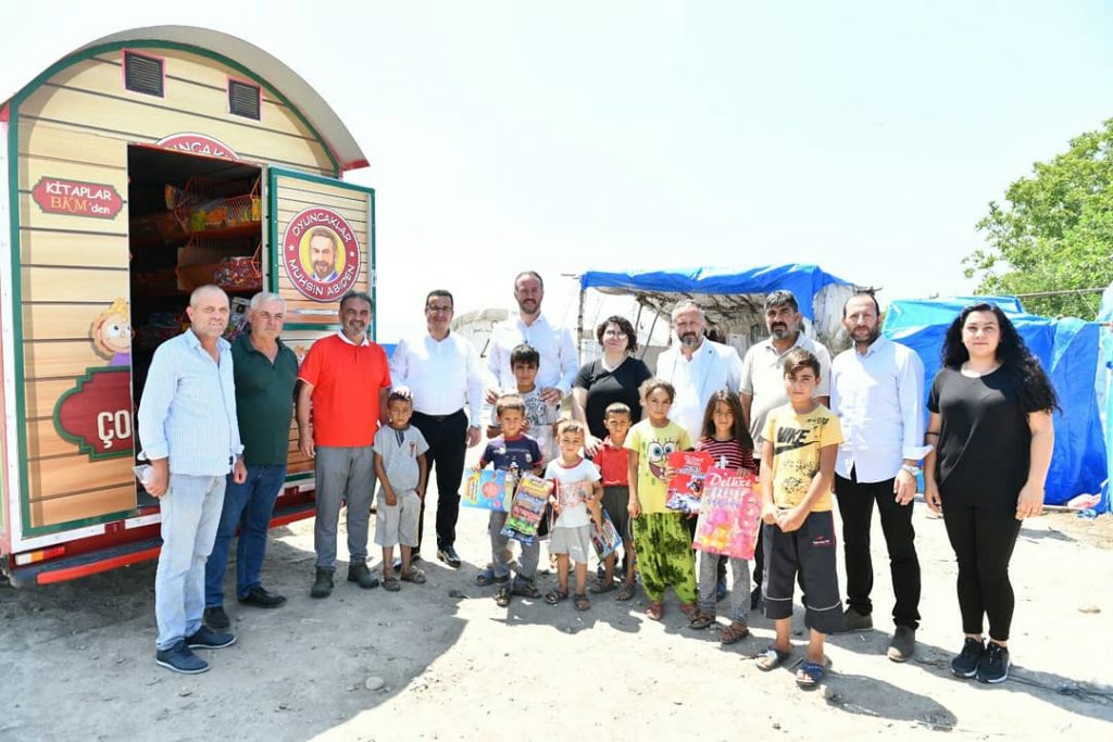 OYUNCAKÇI ABİ’DEN ÇOCUKLARA HEDİYE