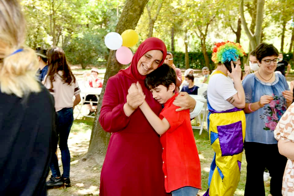 OTİZMLİ ÇOCUKLARA RENKLİ ETKİNLİK