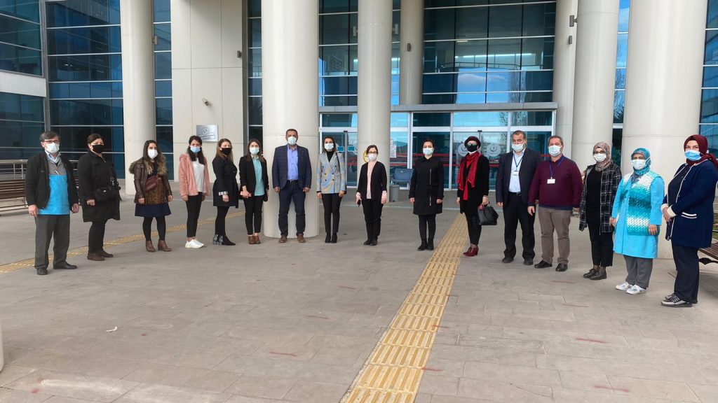 AK KADINLAR’DAN SAĞLIKÇILARA MORAL ZİYARETİ