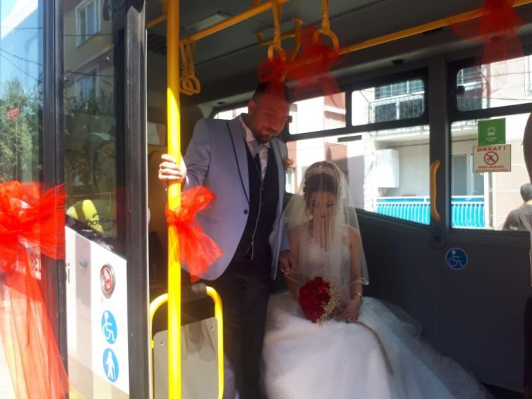 HALK OTOBÜSÜ GELİN ARABASI OLDU