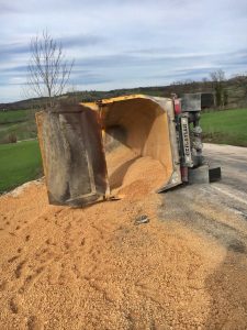 HAFRİYAT KAMYONU DEVRİLDİ