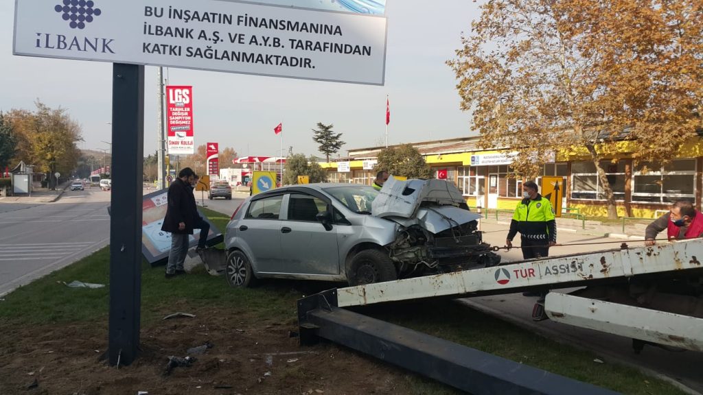 KAVŞAKTA MADDİ HASARLI KAZA