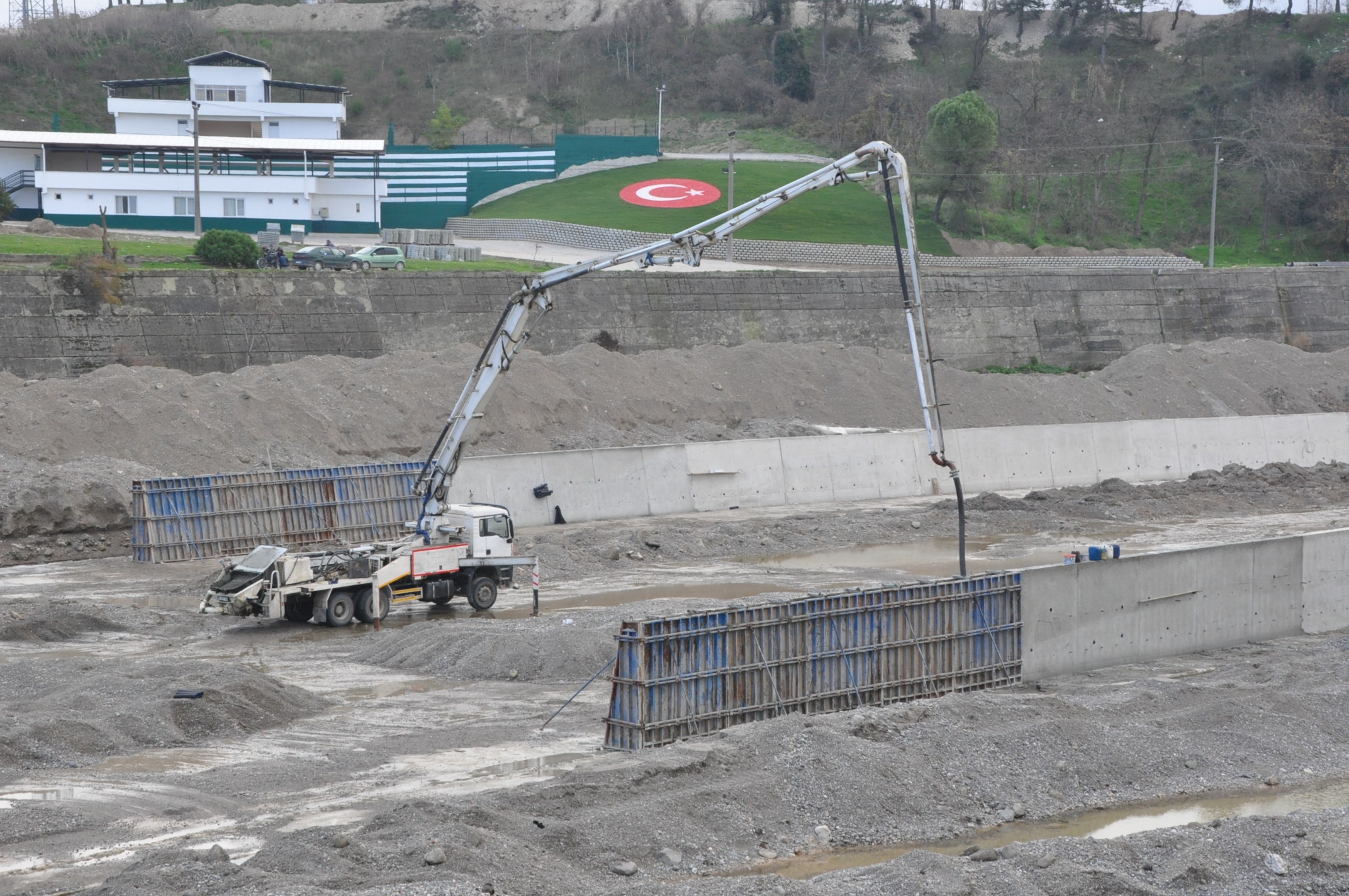 KİRMASTİ DERESİ’NDE SETLER YÜKSELİYOR