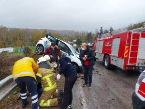 TÜMBÜLDEK YOLUNDA FECİ KAZA