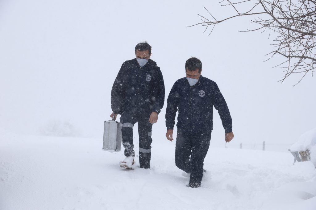 KAR ALTINDA HASTA YARDIMI