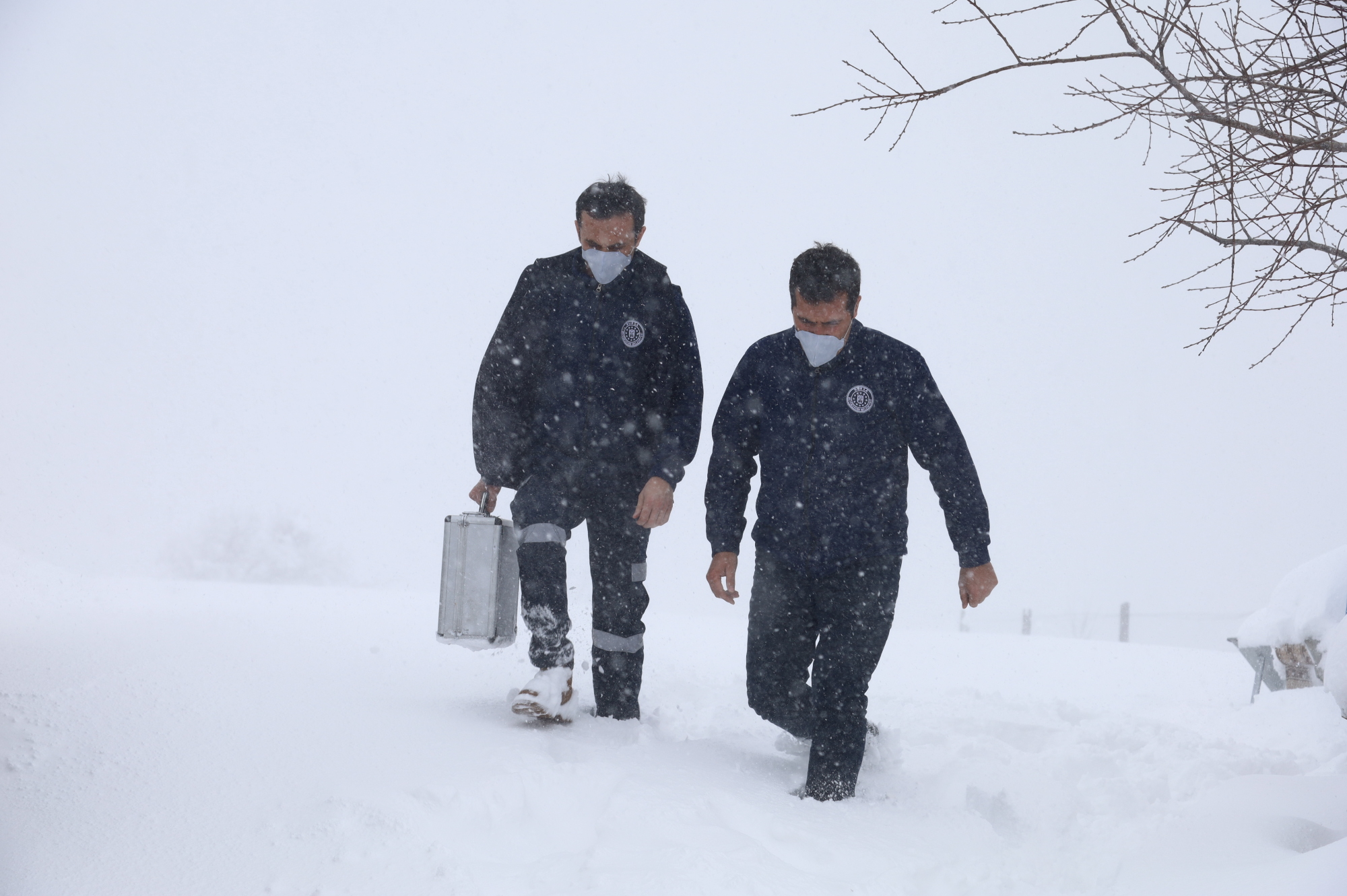 KAR ALTINDA HASTA YARDIMI