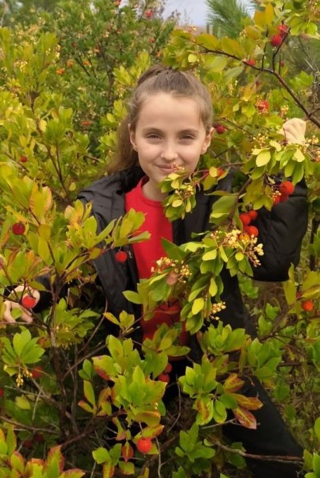 KÜÇÜK KIZ VİDEOLARLA KÖYÜNÜ TANITIYOR