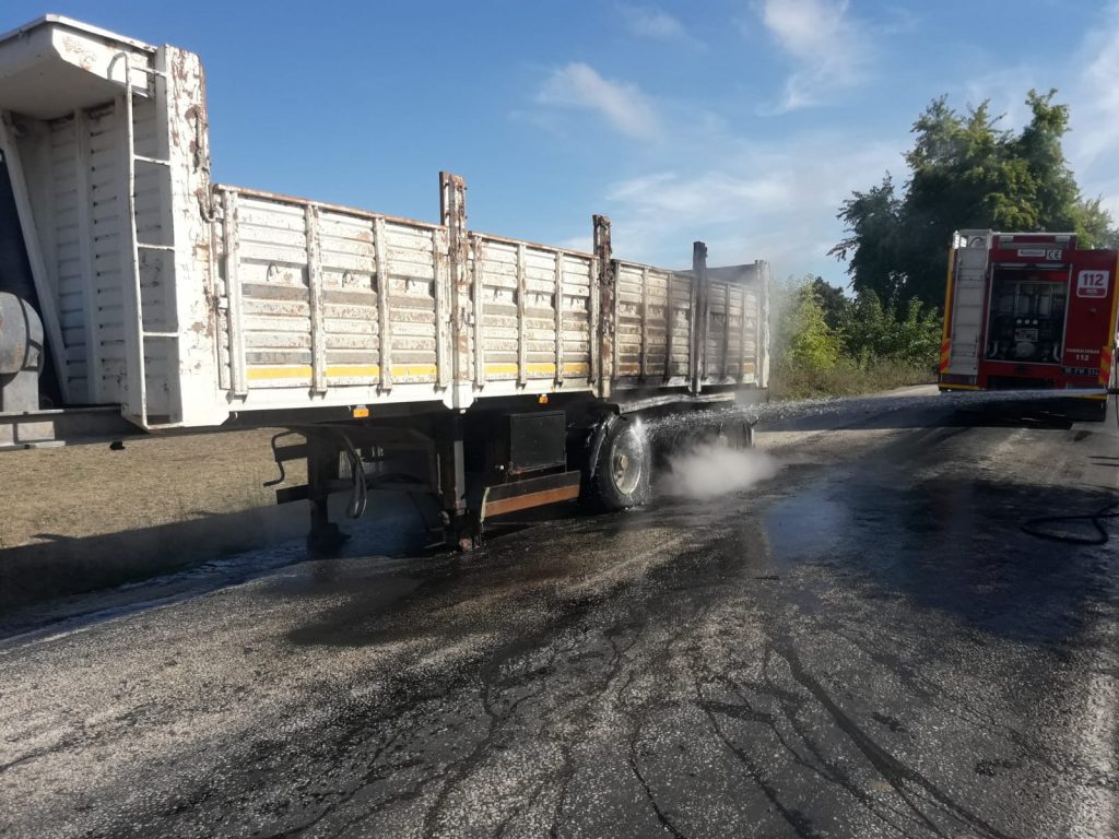 LASTİĞİ PATLAYAN TIRIN DORSESİ YANDI