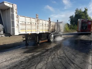 LASTİĞİ PATLAYAN TIRIN DORSESİ YANDI