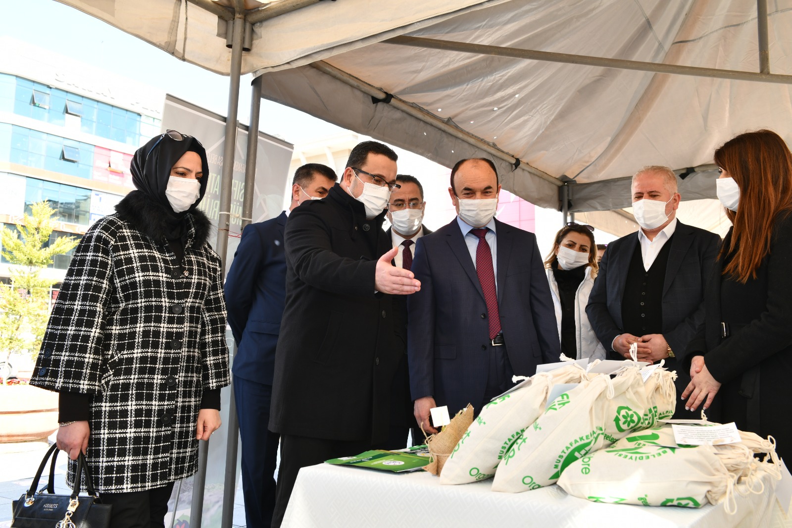 ‘KADINLAR GELECEĞE IŞIK TUTUYOR’