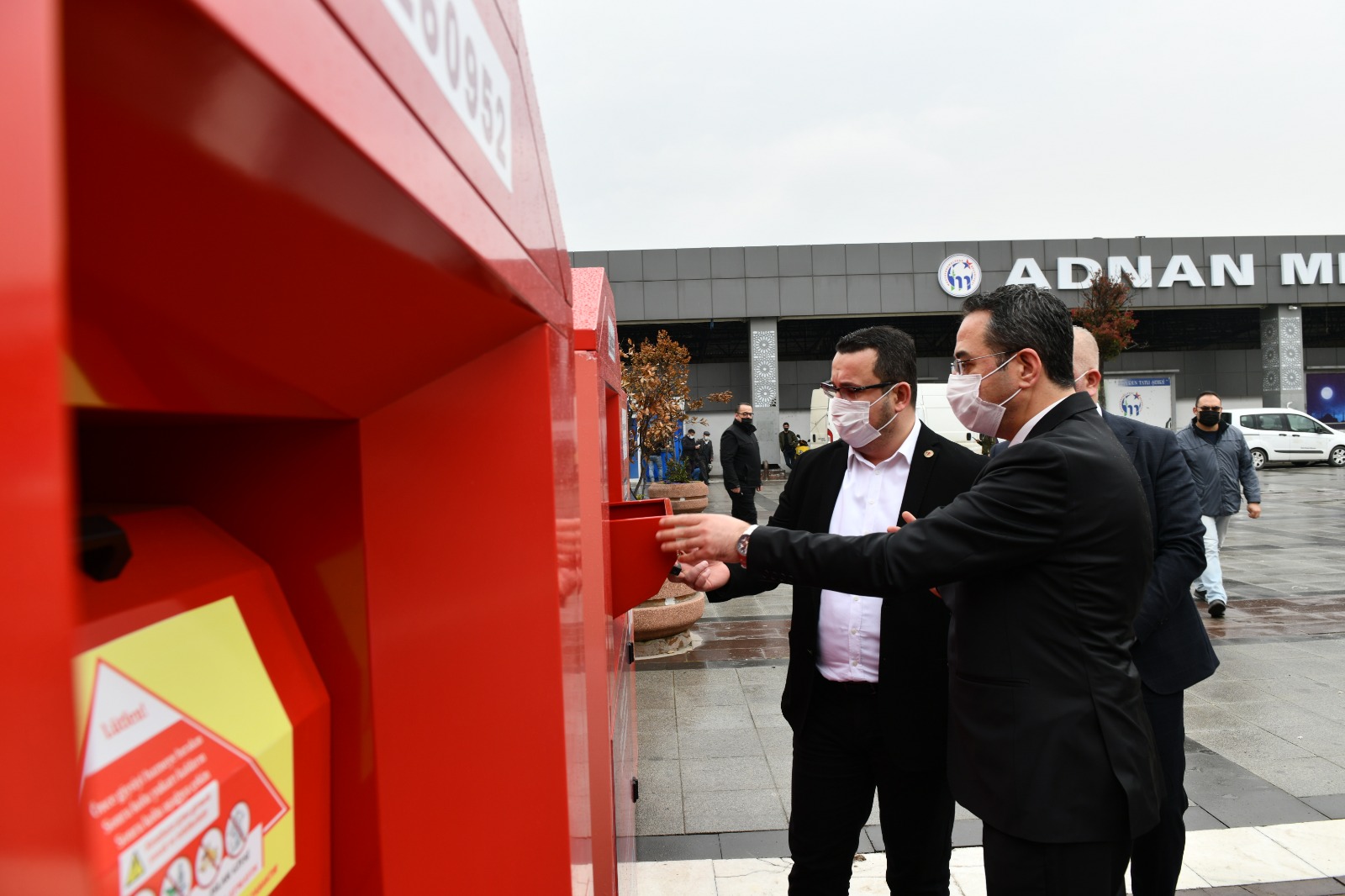 GİYSİLER ÇÖPE DEĞİL KUMBARAYA