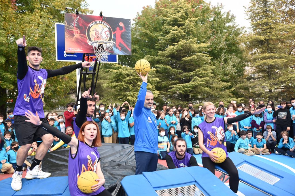 250 BİN ÇOCUK SAHAYA İNİYOR