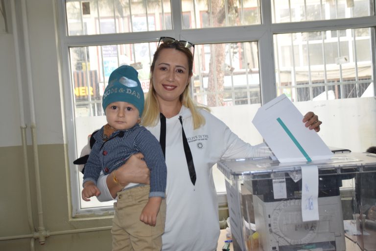 BULGARİSTAN SEÇİMLERİNE YOĞUN KATILIM