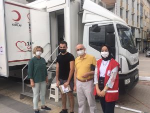 GÖNÜLLÜLER KAN BAĞIŞINA KOŞTU