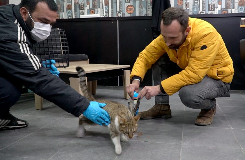 GENÇ KUAFÖR YARALI PAKİZE’YE UMUT OLDU