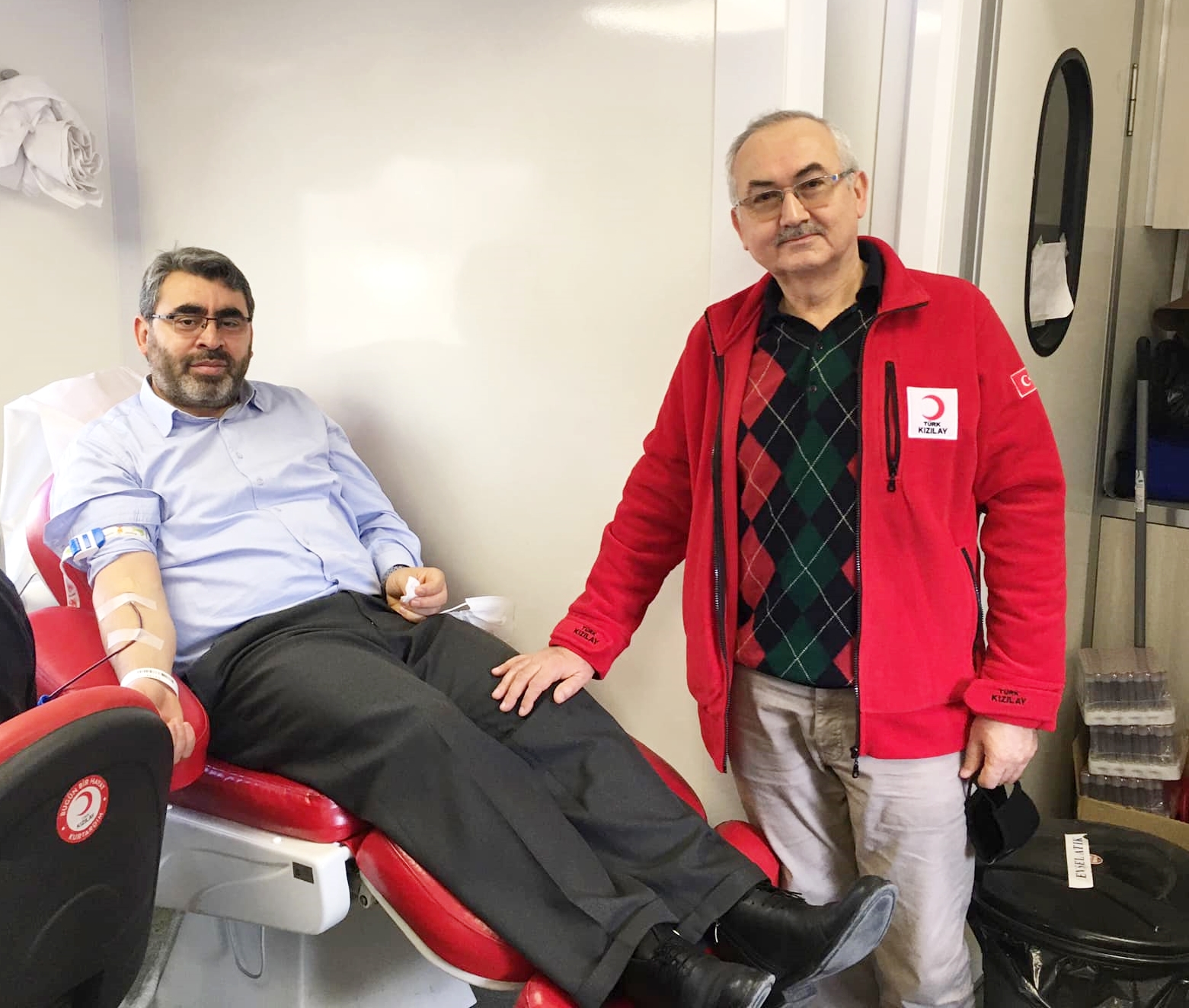 GÖNÜLLÜLER KAN BAĞIŞINA KOŞTU