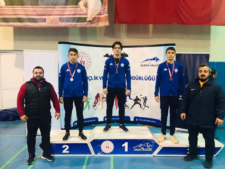 MİNDERDE ÜÇ MADALYA