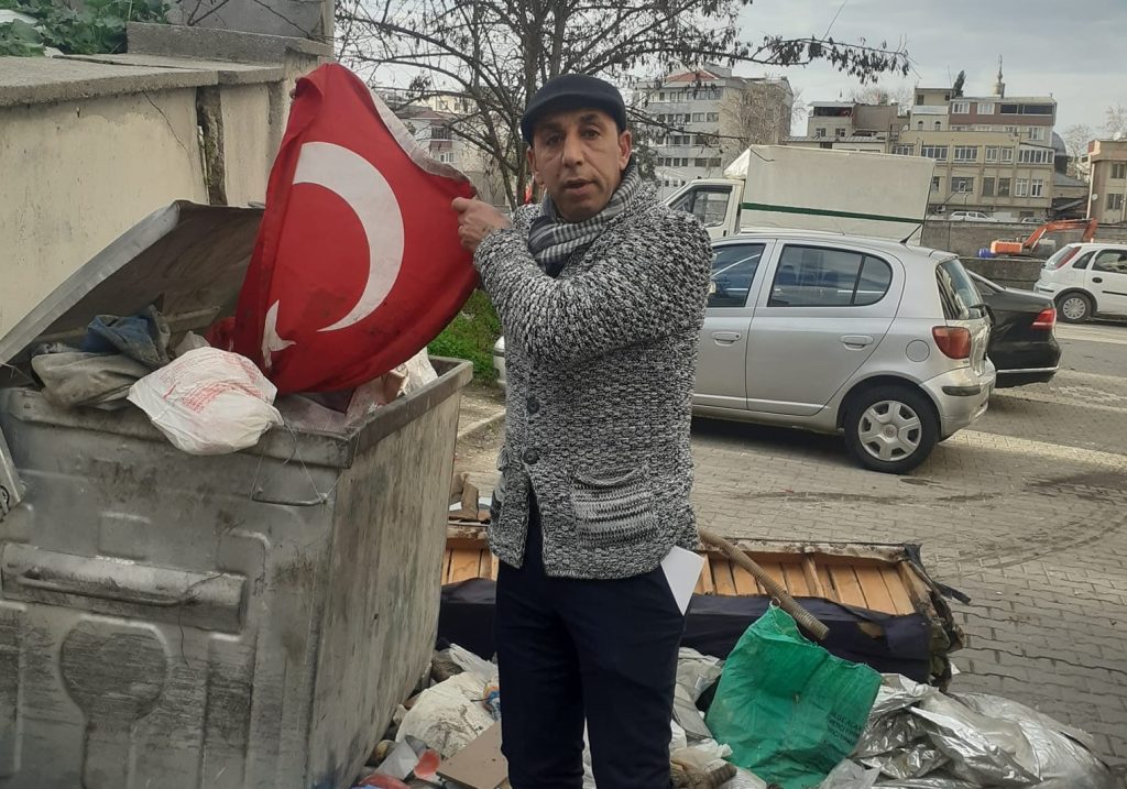 ÇÖPTEKİ BAYRAĞA DUYARSIZ KALMADI