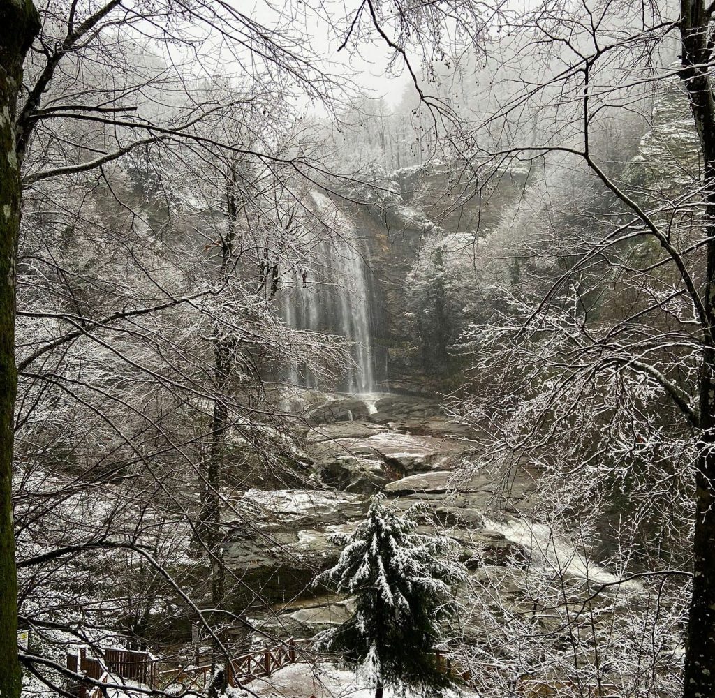 YÜKSEK KESİMLERE KAR DÜŞTÜ