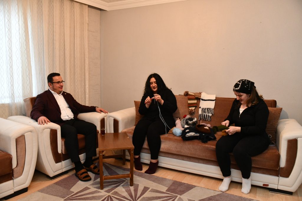 İLMEK İLMEK SEVGİ ÖRÜYORLAR