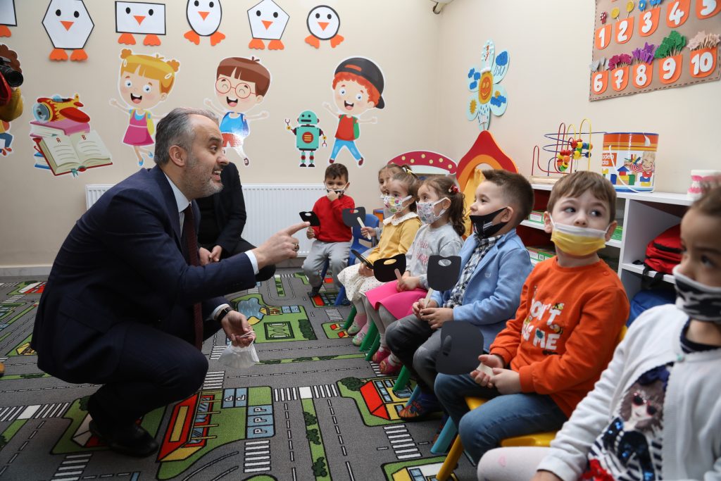 MİNİKLER ARTIK ‘ANA KUCAĞI’NDA