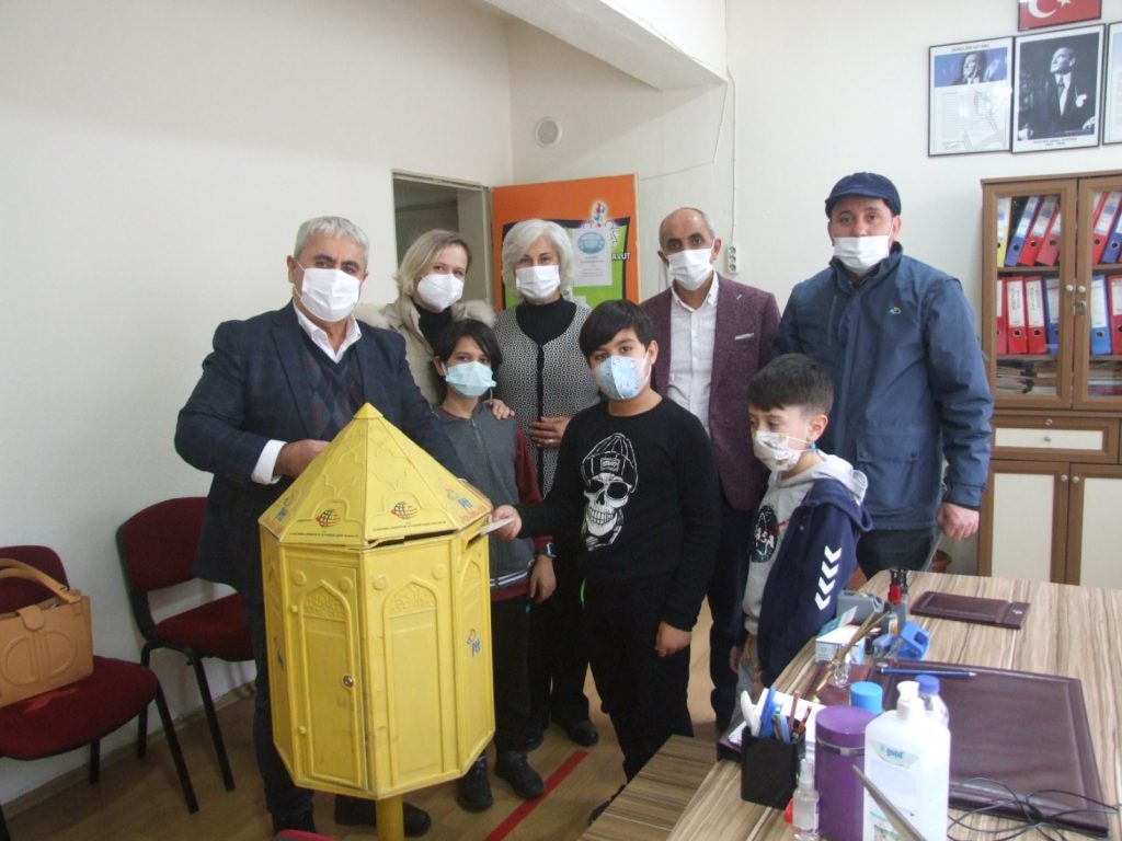 MİNİKLER TEBRİK KARTI GELENEĞİNİ YAŞATIYOR