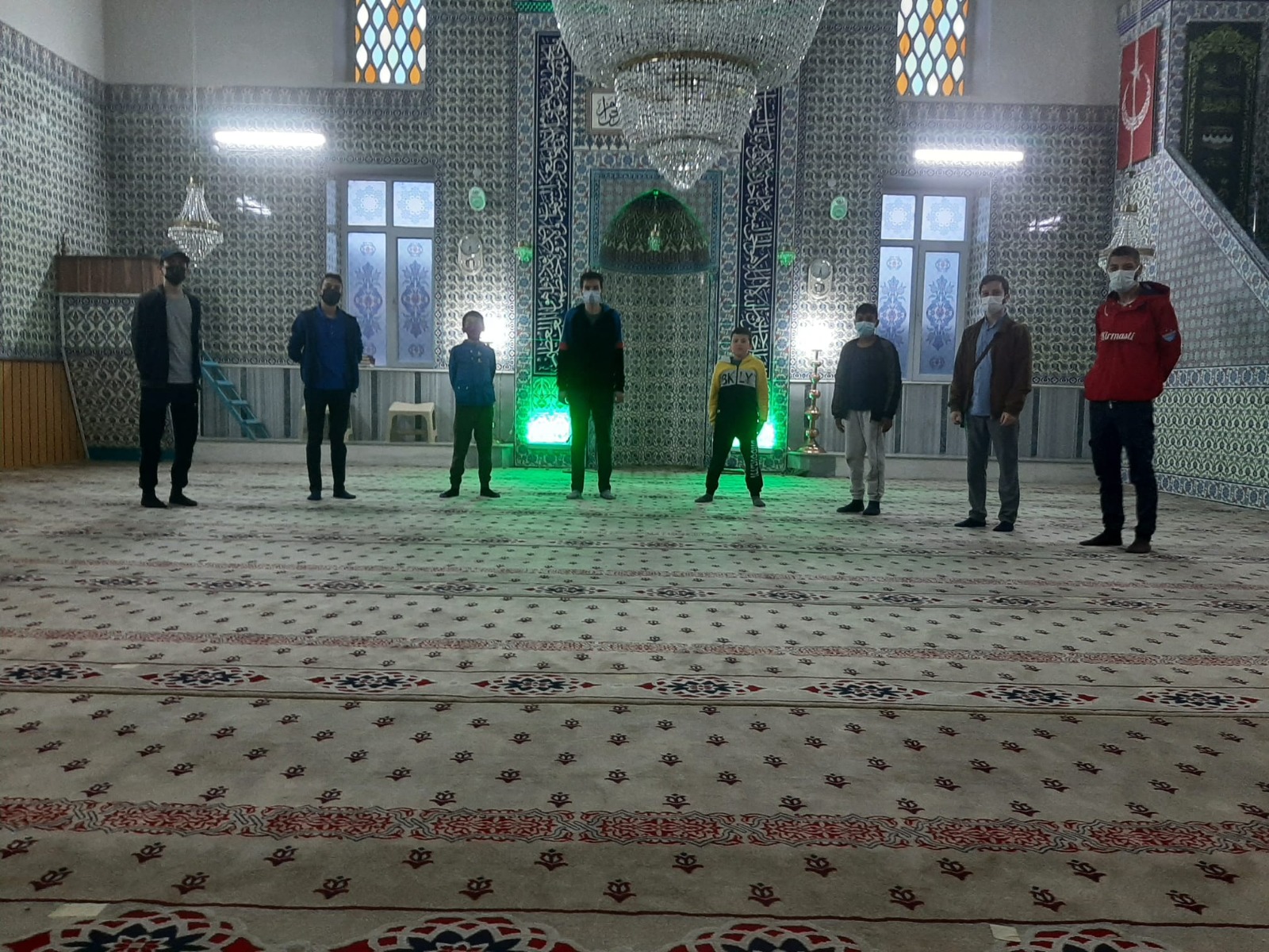 GENÇLER NAMAZDA BULUŞUYOR