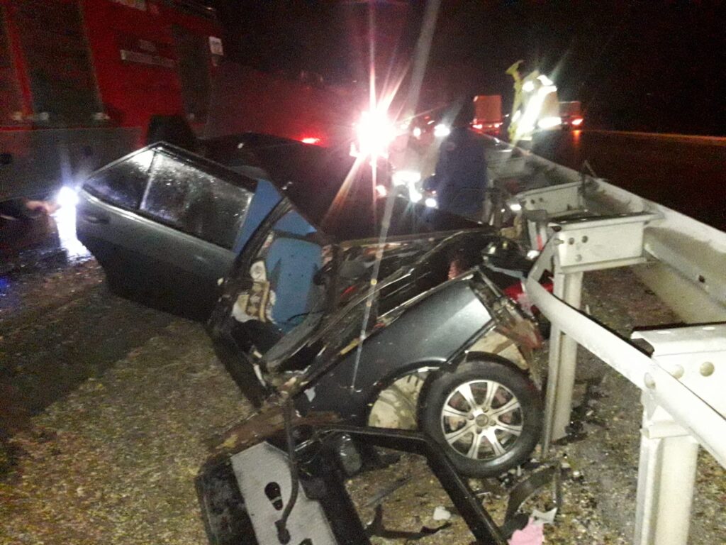 OK GİBİ BARİYERE ÇARPTI, ORTADAN İKİYE AYRILDI