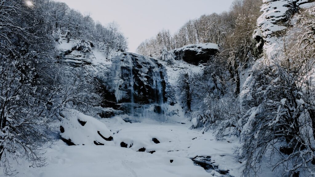 SUUÇTU ŞELALESİ KIŞINDA BÜYÜLÜYOR