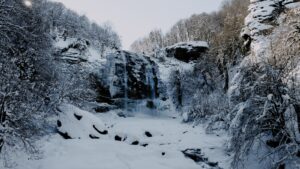 SUUÇTU ŞELALESİ KIŞINDA BÜYÜLÜYOR