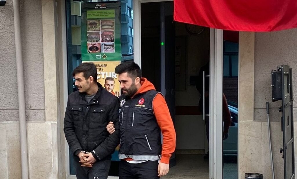 UYUŞTURUCU VE HIRSIZLIK SUÇUNDAN ARANAN ŞAHIS YAKALANDI