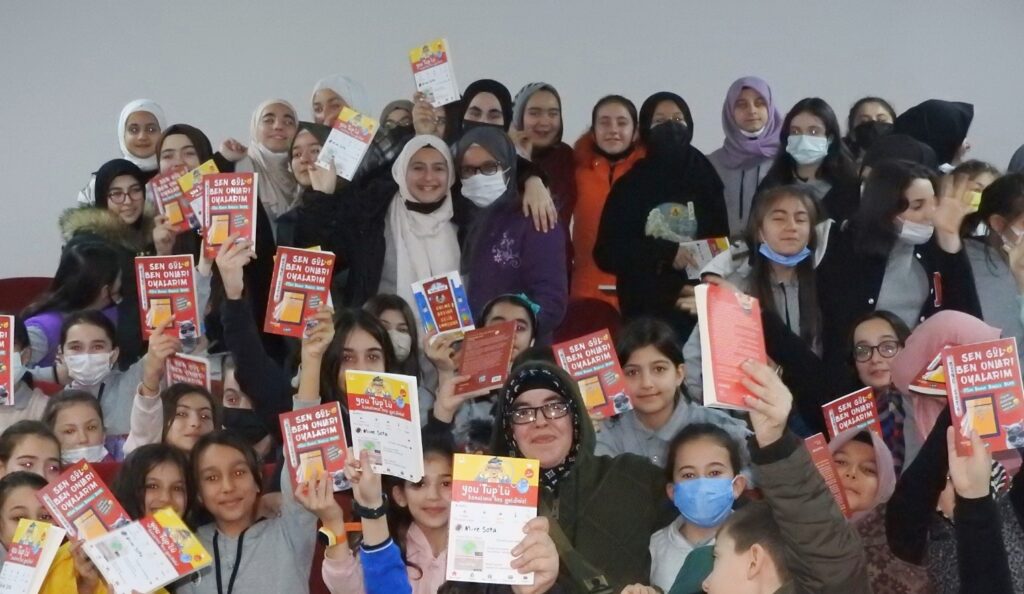 SEVİLEN YAZAR ÖĞRENCİLERLE BULUŞTU