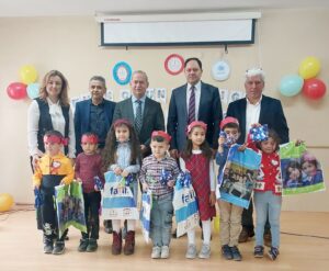 KIRSALDAKİ ÇOCUKLARA OYUN SANDIĞI