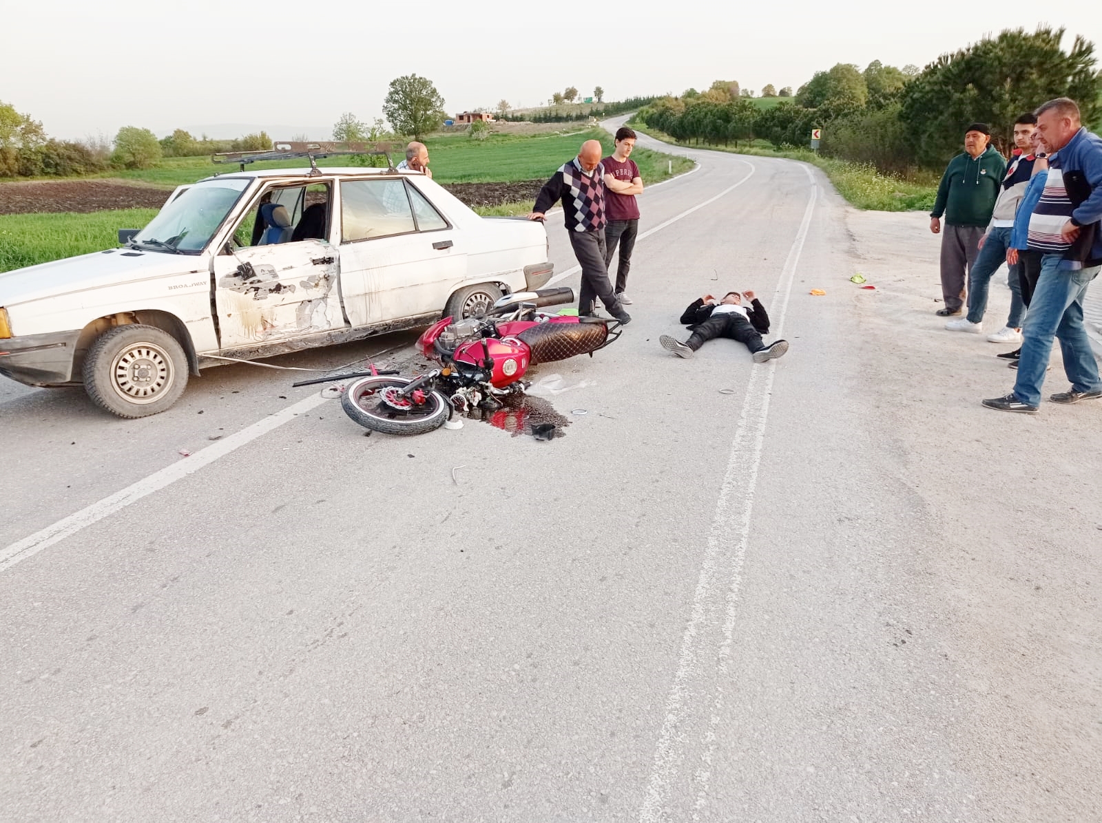 MOTOSİKLETLİ GENÇ ÖLÜMDEN DÖNDÜ