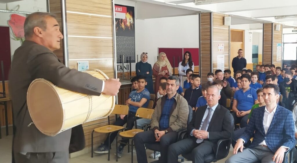 TÜRK MÜZİĞİ ÖĞRENCİLERE TANITILIYOR