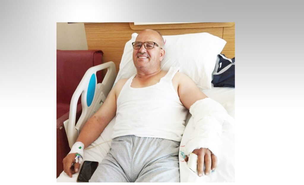 ELİNİ SOKAN YILANI ALIP HASTANEYE KOŞTU