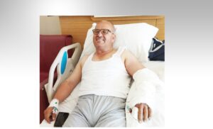 ELİNİ SOKAN YILANI ALIP HASTANEYE KOŞTU