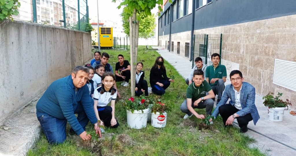 GÜL YETİŞTİREN ÖĞRETMEN