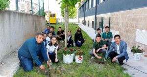 GÜL YETİŞTİREN ÖĞRETMEN