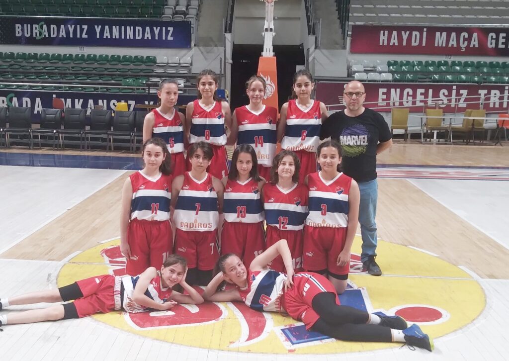 MİNİK KIZLAR FIRTINA GİBİ ESTİ