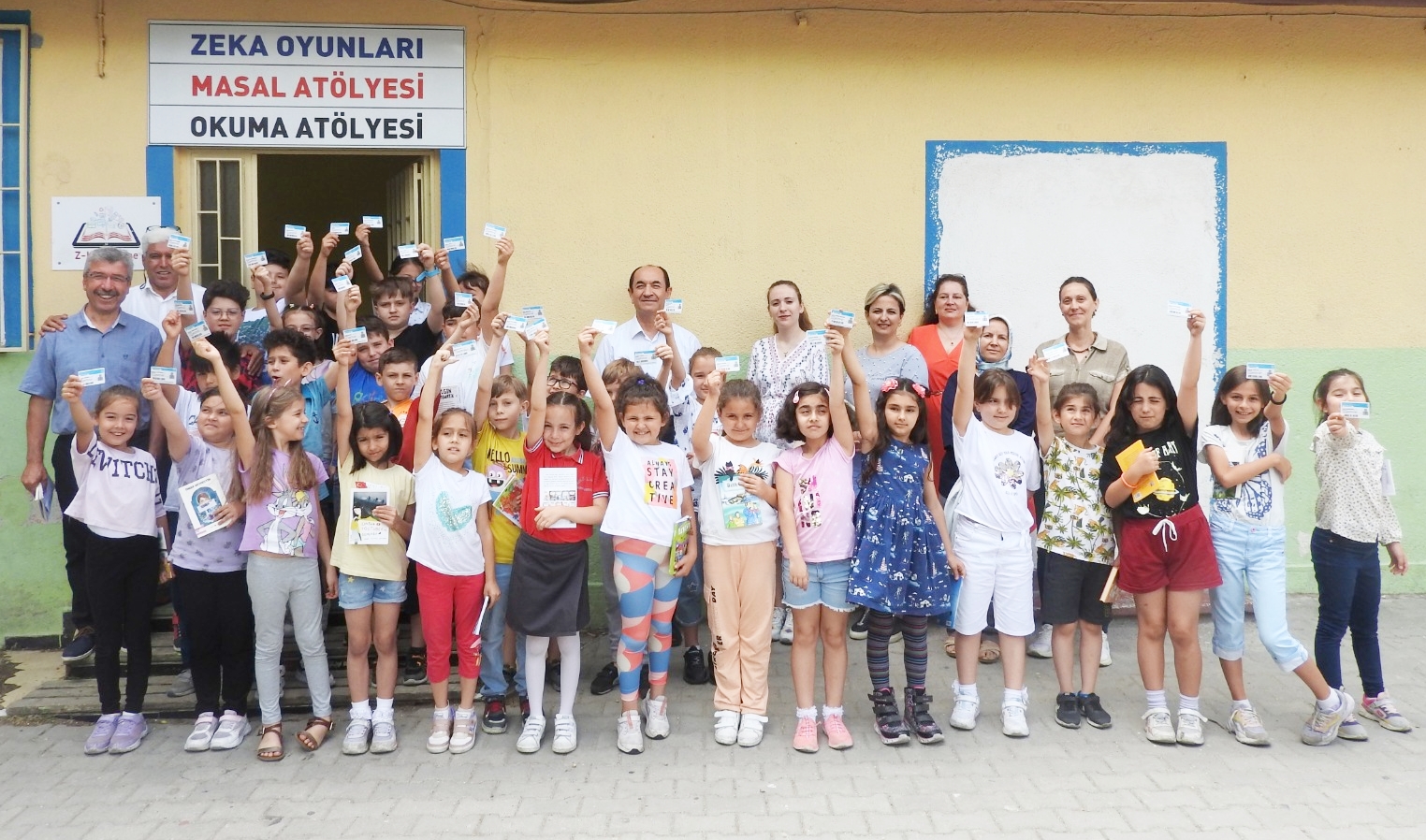 BU SINIFTA HERKES HALK KÜTÜPHANESİ ÜYESİ