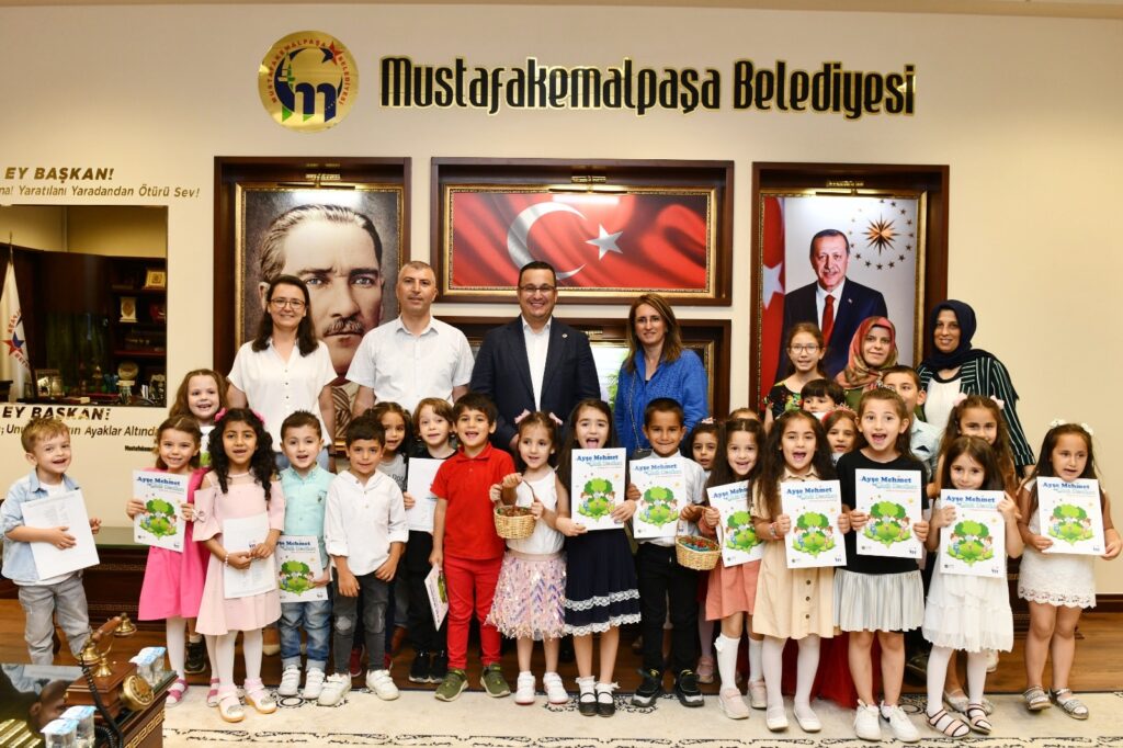 ÇOCUKLAR ATIKLARDAN ÇİLEK YETİŞTİRDİ