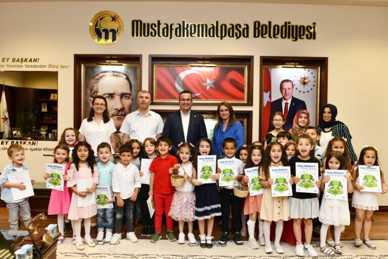 ÇOCUKLAR ATIKLARDAN ÇİLEK YETİŞTİRDİ