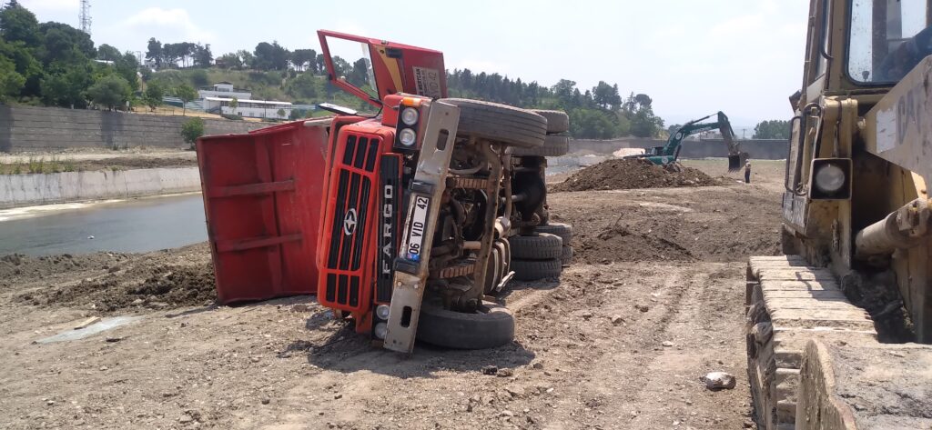 DERE BOYUNDA KAMYON DEVRİLDİ