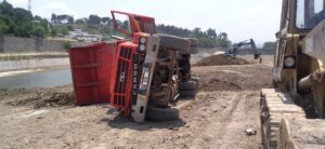 DERE BOYUNDA KAMYON DEVRİLDİ