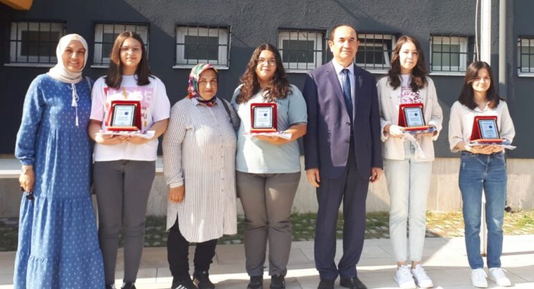 SON DERS ZİLİ ÇALDI, ÖĞRENCİLER KARNELERİNİ ALDI